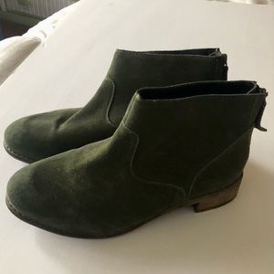 Skecher Suede Ankle Boots. EUC